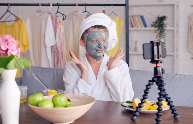 أكثر من خلطة لتقشير الوجه: وصفات طبيعية متنوعة