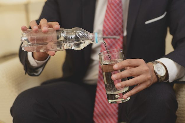 طرق زيادة شرب الماء بالصور