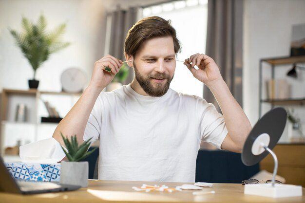 ما هي طرق علاج طنين الأذن في المنزل؟