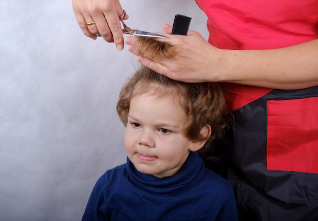 قص شعر الطفل للمرة الأولى: الخطوات والمحاذير