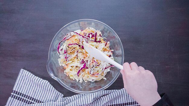 طريقة عمل سلطة كول سلو