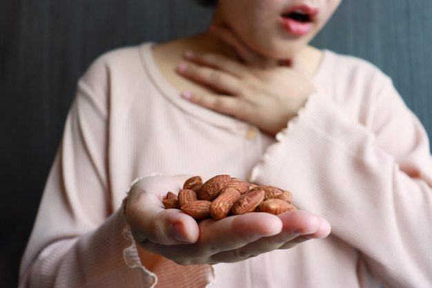 متى تشكل اللوز خطورة على الصحة؟