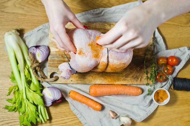 طريقة عمل الدجاج وتحضيره وحفظه الصحية