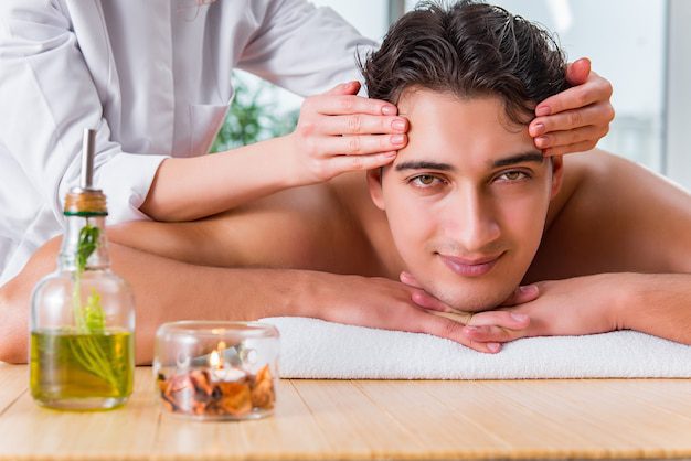 مساج للوجه بالزيت