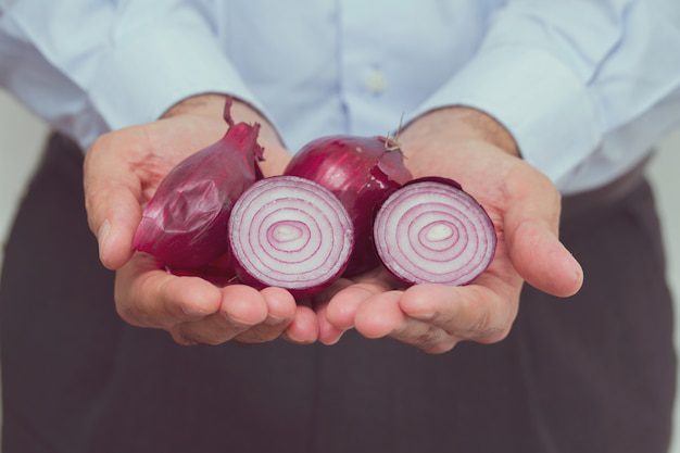 فوائد البصل النيء: هل هي موجودة فعلًا؟