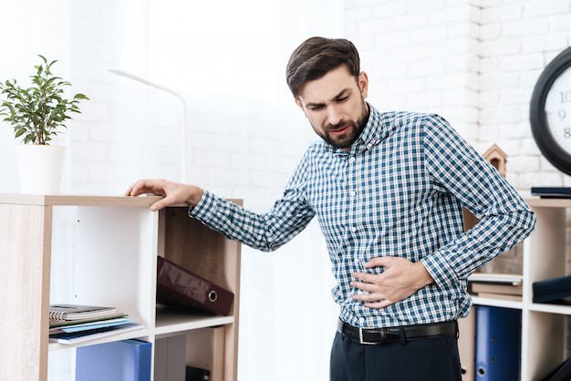 7 أسباب لآلام جانب البطن الأيمن